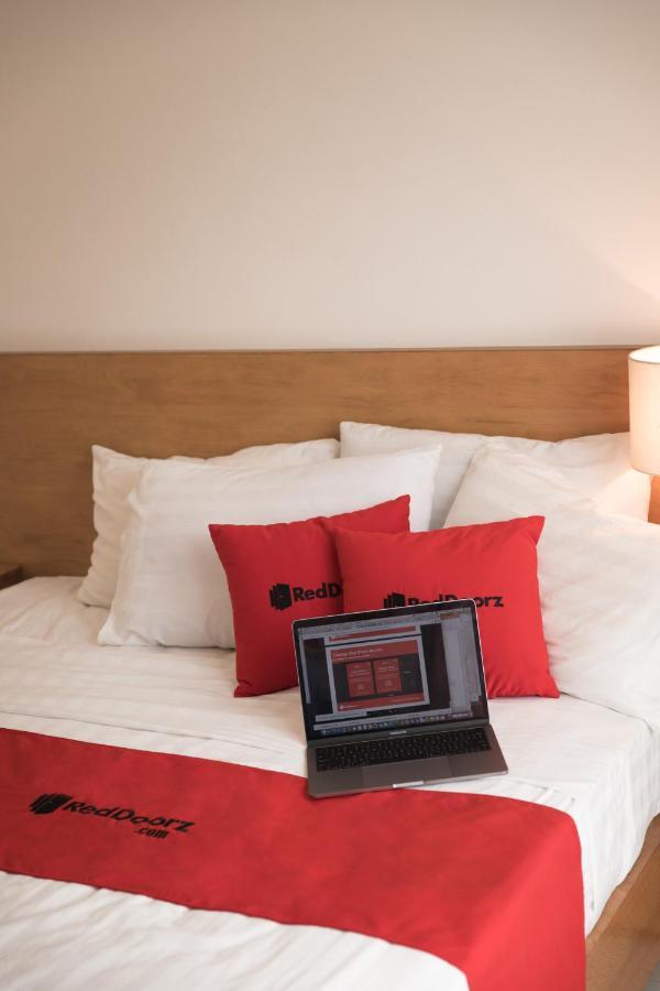 Reddoorz Near Etown 4 Hotel Ho Chi Minh City Bagian luar foto